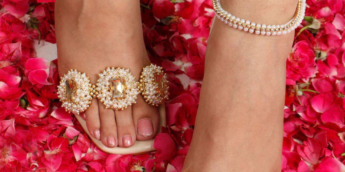 The Complete Guide to Women’s Footwear: From Jutis to Sliders